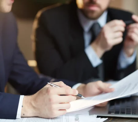 Vérifier la conformité aux normes grâce à une étude réglementaire approfondie.