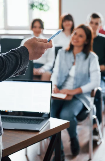 La formation en sécurité permet aux collaborateurs de développer les compétences nécessaires pour prévenir les risques et réagir efficacement en cas d’incident.