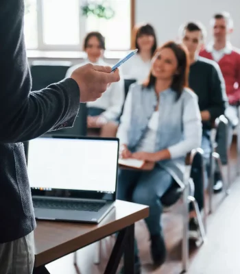 La formation en sécurité permet aux collaborateurs de développer les compétences nécessaires pour prévenir les risques et réagir efficacement en cas d’incident.